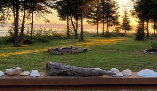 Beachfront Cabin – Pet-Friendly Romantic Escape w/Views & Huge Deck