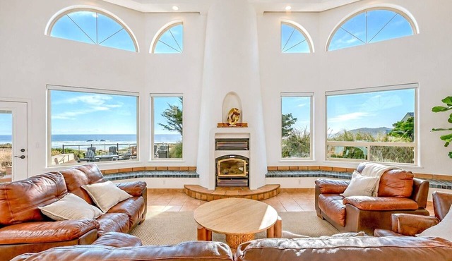Beachfront, hot tub, sauna, dog-friendly, 2026 remodel