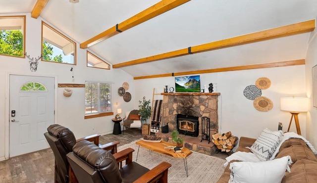 Bear Cub Cottage in Big Bear w/HotTub & Firepit