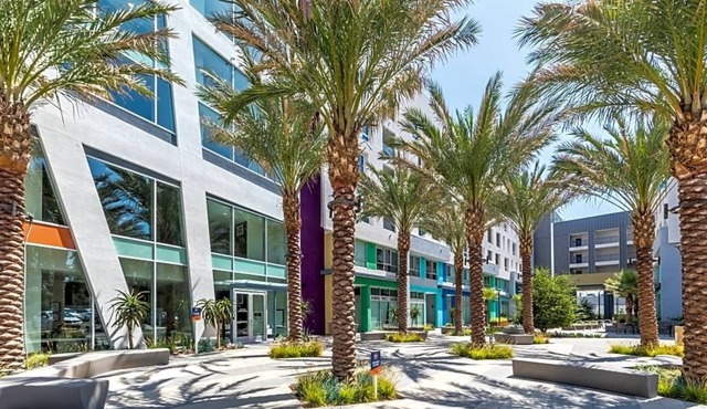 Beautiful 1 Bedroom Near Topanga Mall
