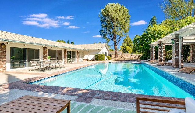beautiful 6BR House With Pool & Large Yard!