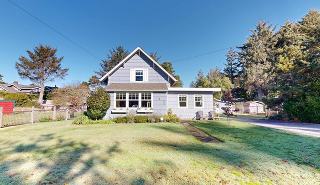 Beautiful, dog-friendly cottage with large yard - just a few blocks to the beach