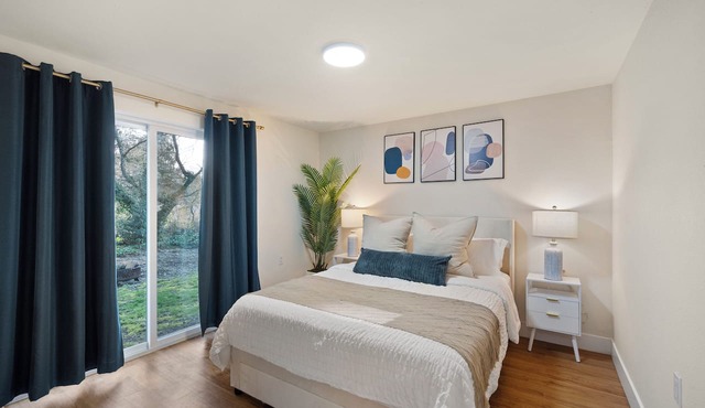 Beautiful Home-Mins to JBLM & Hospitals, Sleeps 4 & Pet Friendly