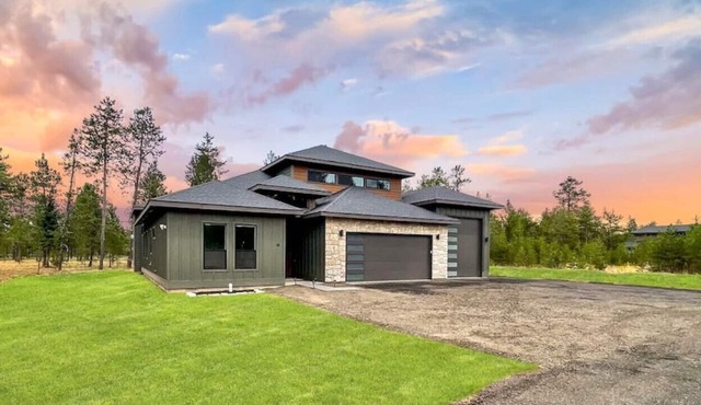 Beautiful Modern Escape, Hot Tub Near Tamarack