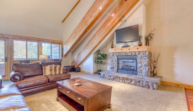 Beautiful penthouse condo w/shared pool & hot tub - amazing views & free WiFi