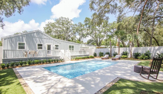 Beautiful spacious home and pool, wi-fi, pool