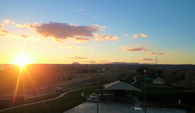 BEAUTIFULLY DECORATED, QUALITY ACCOMMODATIONS NEXT TO WOLF CREEK GOLF COURSE