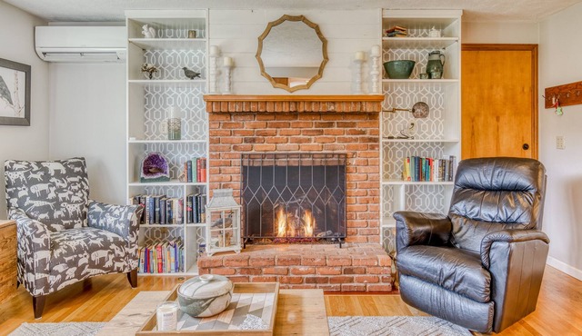 Beautifully decorated Home w/ Hot Tub in Monmouth close to restaurants & shops