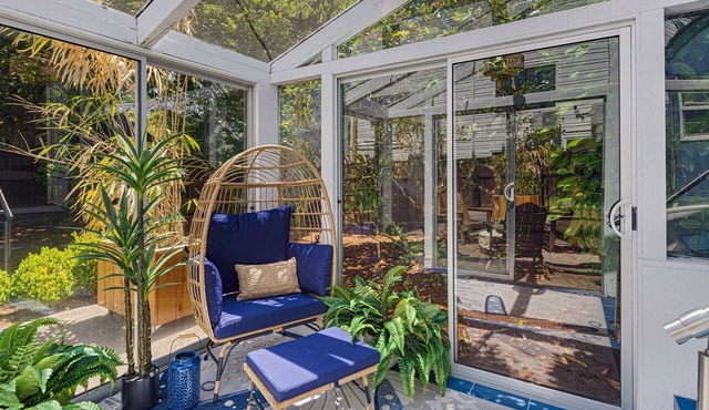 Bella Azul - Charming Home Minutes From Campus 3 Bedroom Home