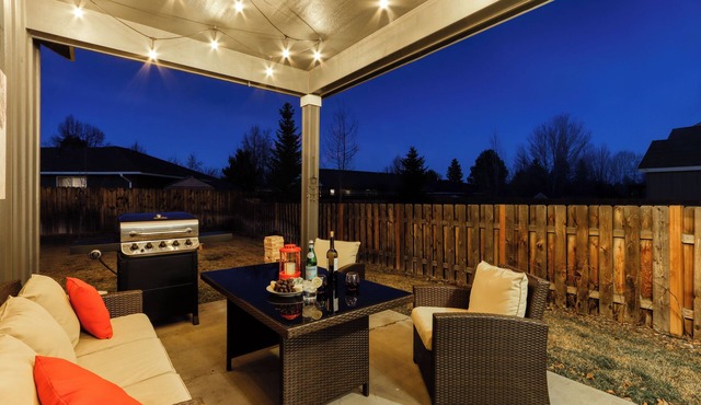 Bend’s Artful Adventure – Picturesque 4 BDR Minutes to Downtown, Skiing