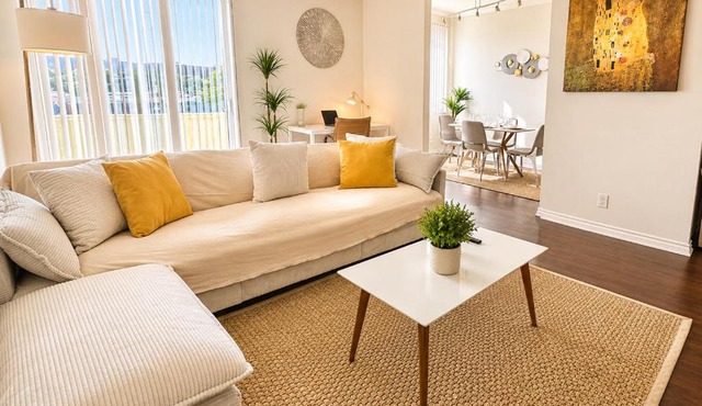 Beverly Deluxe I 2BR 2baths I Parking, Gym, Pool