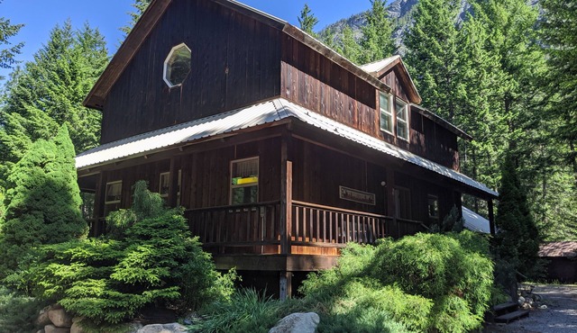 Big Mazama Cabin on 5 Acres: Huge Goat Wall Views