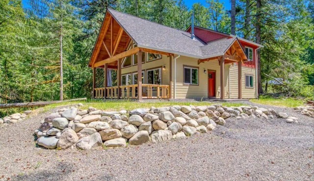 Big Tree Retreat: Secluded cabin with hot tub, river views & woodstove