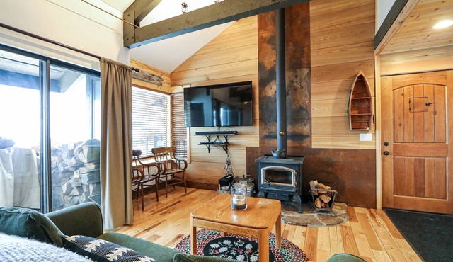 Bigwood 80 Remodeled, Private Washer Dryer, Close to Eagle Lodge by RedAwning