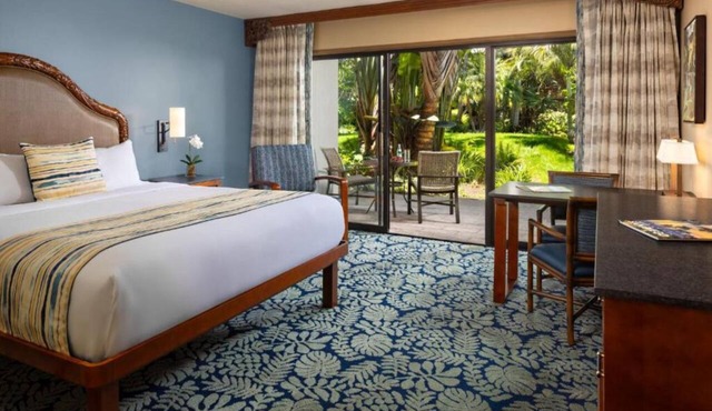 Blissful Retreat Room Perfect for Romantic Getaways – Pacific Ocean Steps Away