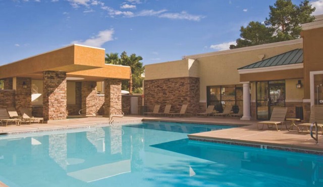 BLOCK WM Tropicana 2br Queen