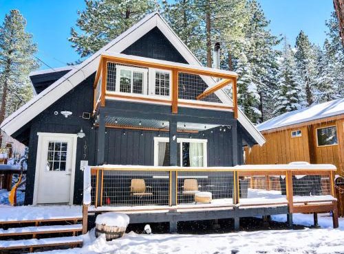 Blue Bear Cabin: Pet Friendly EV Charger BBQ