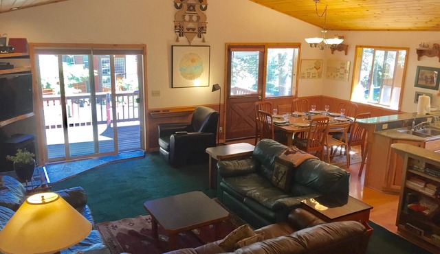 Blue Roof Retreat-All Seasons