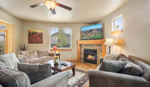 Bluebird Day - Canyon Retreat Southwest Bend, perfect for family getaways.