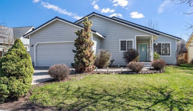 Bluebird Day - Casa Virginia: Spacious 3BR home in Bend with modern amenities for a cozy stay.