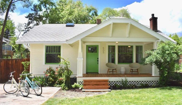 Bluebird Day - Star Cottage: Cozy 2BR home in scenic Bend, OR, Hot tub, Bikes!