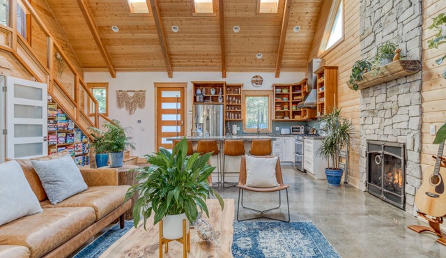 Boutique Cabin. Beautiful. Luxurious. Hot Tub. Path to Beach.