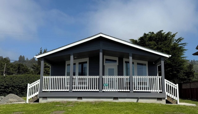 Brand new 2-bedroom beach house sleeps 4-5 in Smith River. 150 steps to beach!