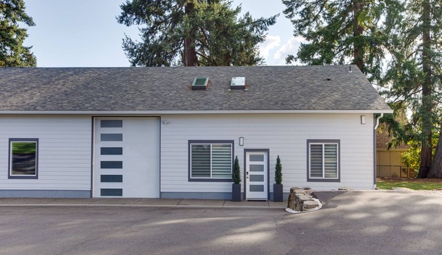 BRAND NEW! 5 bedroom guesthouse in Brush Prairie sleeps 10