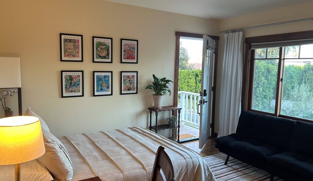 Brand-new Craftsman Style Suite - upscale neighborhood close to cafés and shops.