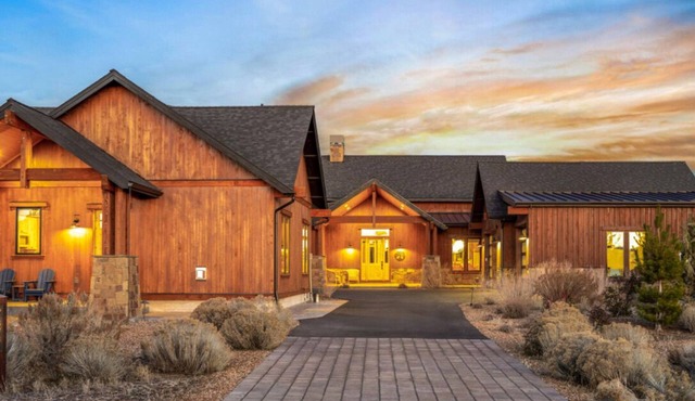 Brasada Estate: Spacious & Luxurious 4-Bdrm House & Detached 2-bedroom Casita