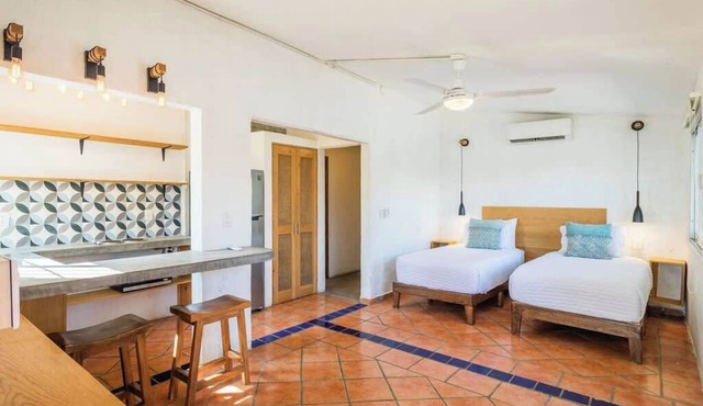 Bright Surf Studio + Yard Walk to Harbor, Beaches & Dining