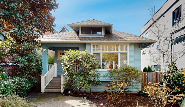 Bright, updated duplex with rear garden & Green Lake around the corner