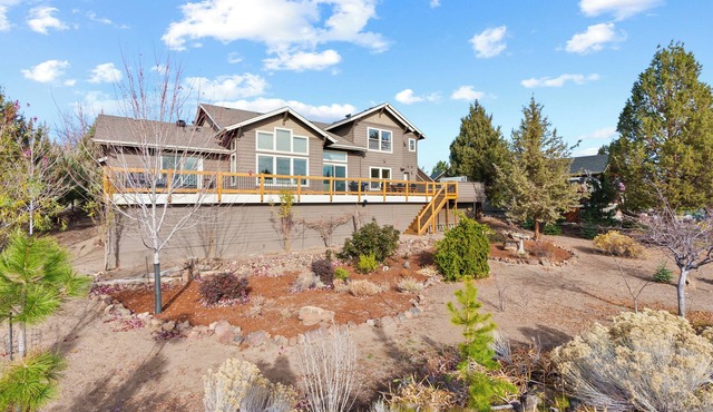 Bring a golf 4-some, family or couples. 4 private bed/baths- sleeps 10