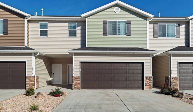 Bring the Whole family - 3 townhomes side by side!