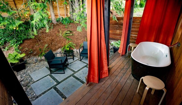 CABIN 4 WITH OUTDOOR SOAKING TUB