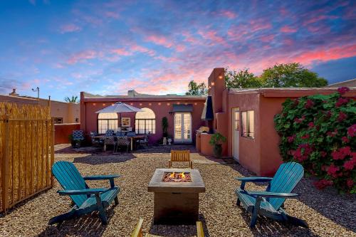 Cactus Cavern - Charming Basement Studio Guesthouse 2 Blocks from UofA