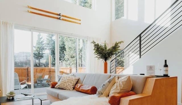 Camp Alpine - modern scandi cabin with hot tub, near Mount Rainier