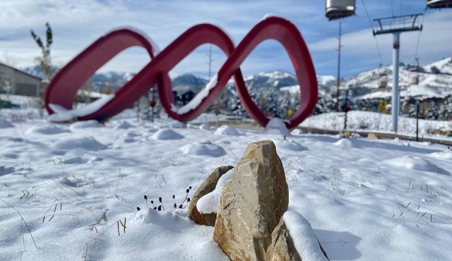 Can't get any closer to lifts than Sundial Lodge! Winter 25/26 open for booking!