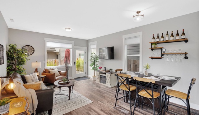Carlton Townhouse No. 4 Dog Friendly Fireplace BBQ 1 BK to Wine & Dining