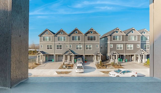 Central townhome walkable to Edgefield with chef's kitchen, balcony, & fireplace