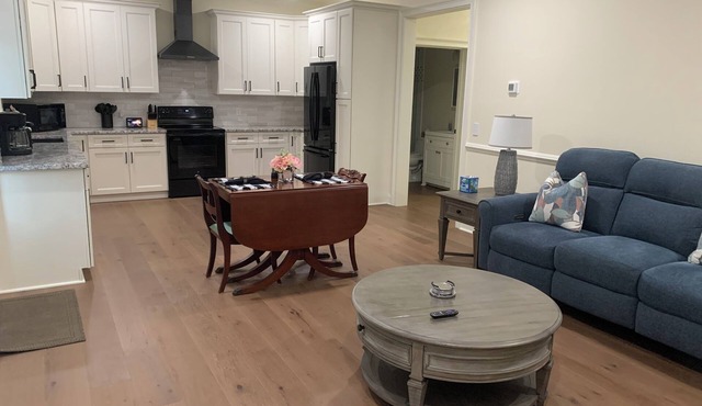 Charming 1-bedroom cottage with AC, WiFi in peaceful gated Community in Savannah