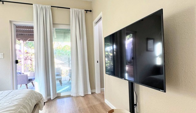 Charming 1-bedroom guest home in fabulous San Diego with outdoor space, AC, WiFi