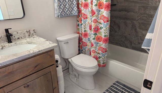 Charming 2-bedroom apartment with WiFi , AC and Heating in serene Enterprise