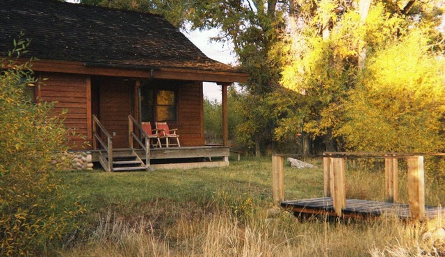 Charming 2-bedroom cabin in private 1200 acre ranch; wildlife, views, adventure