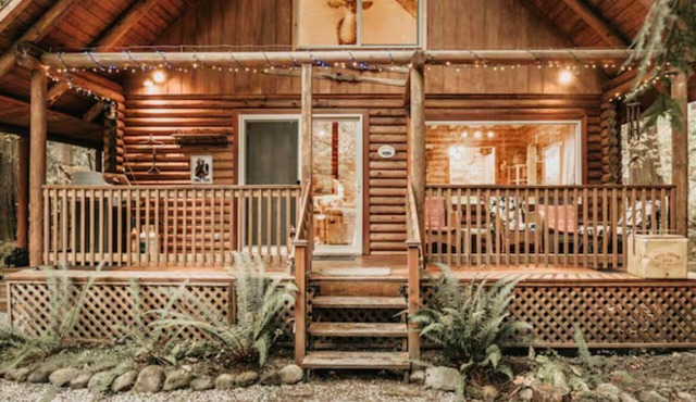 Charming 2-bedroom log cabin in peaceful Glacier getaway