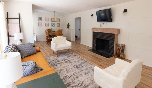 Charming 3-bedroom house with WiFi and AC in delightful SE Salem