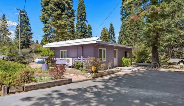 Charming 4-bedroom house in beautiful Mount Shasta, just minutes from town!