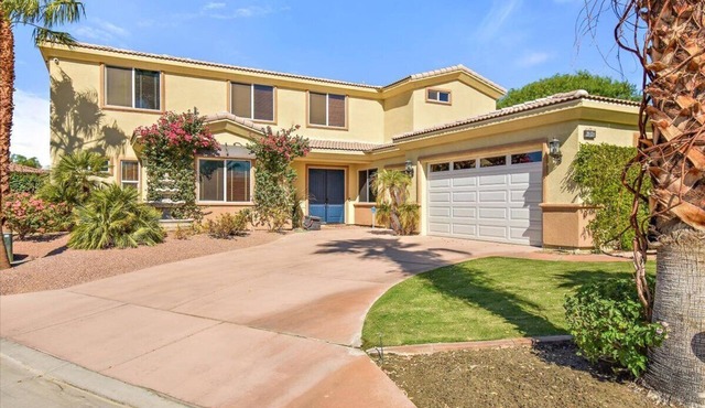 Charming 5 bedroom house with a pool/spa