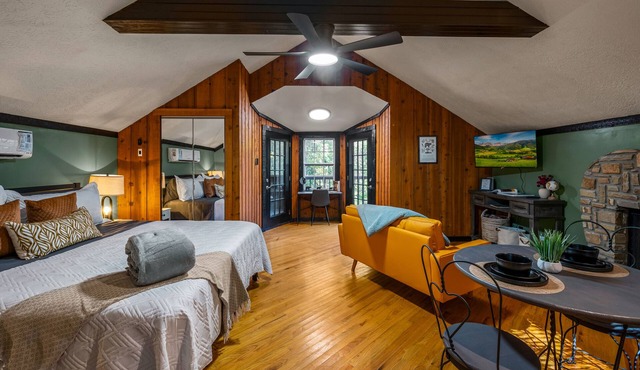 Charming Cozy Studio Cabin for 2-Hot Tub-Pets