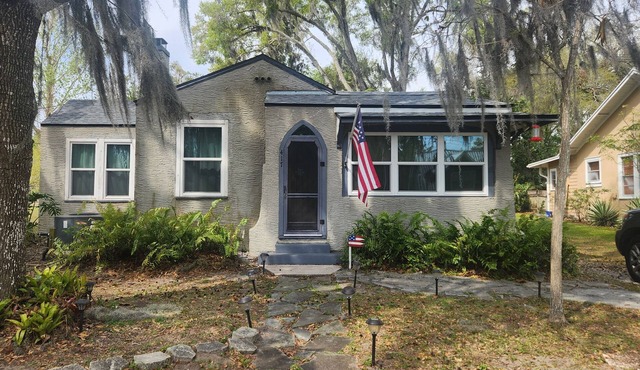 Charming Mt Dora 2 Bedroom Home - 1 mile from Historic Downtown!